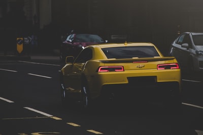 道路上的黄色雪佛兰Camaro